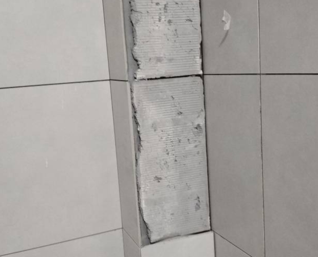 镇雄瓷砖空鼓维修公司分享下瓷砖施工前基层浇水润湿程度不足，可能导致以下问题